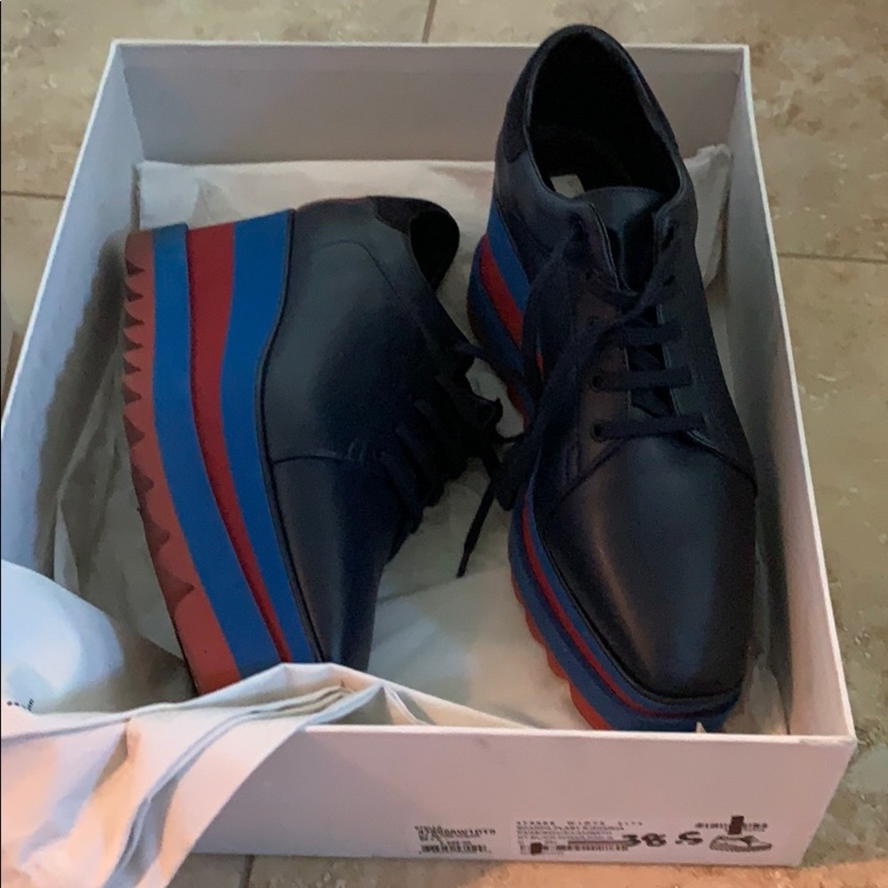 An excellent condition navy blue shoes